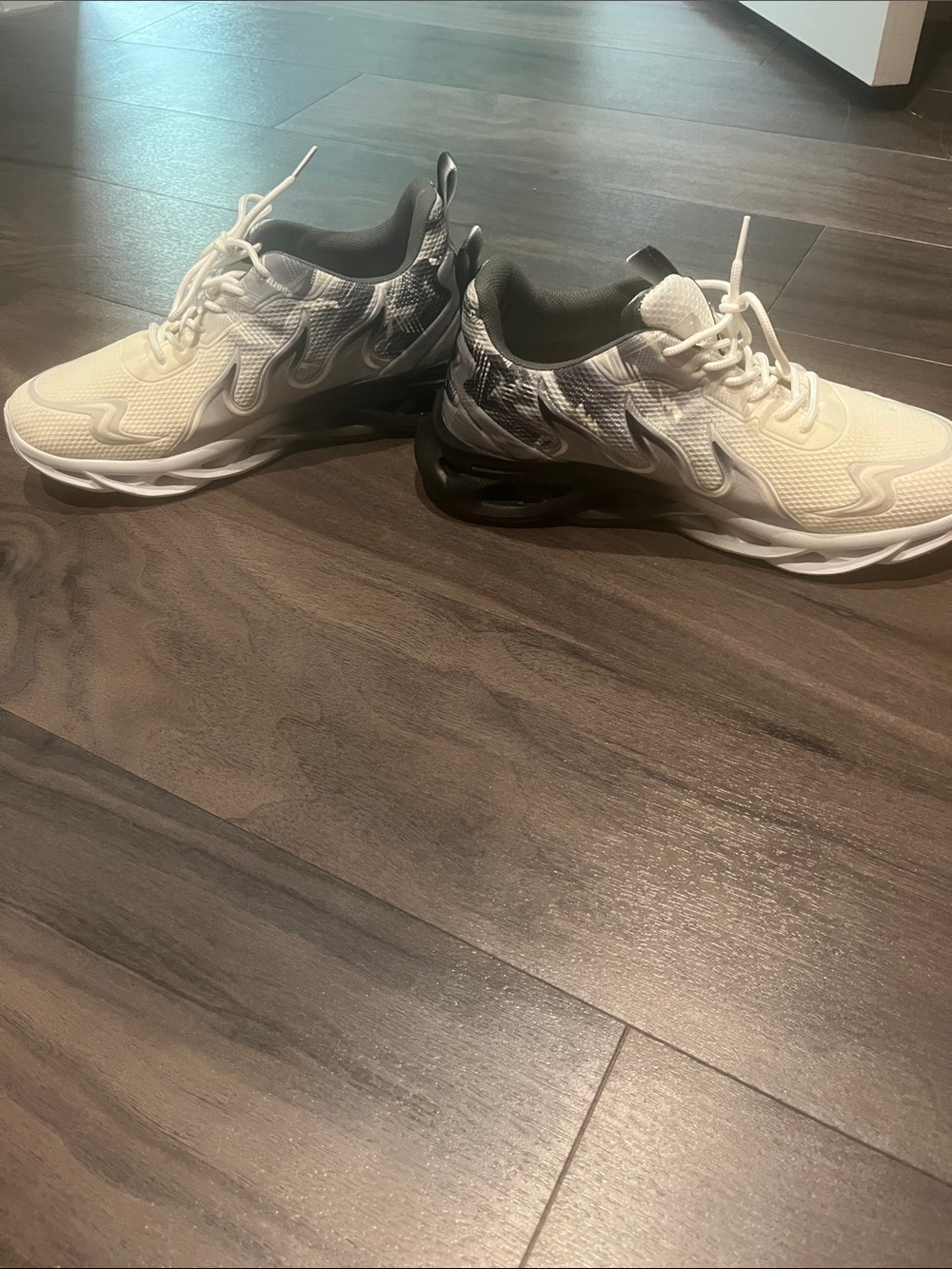 Women’s Lightweight Athletic Sneakers - Cream & Black